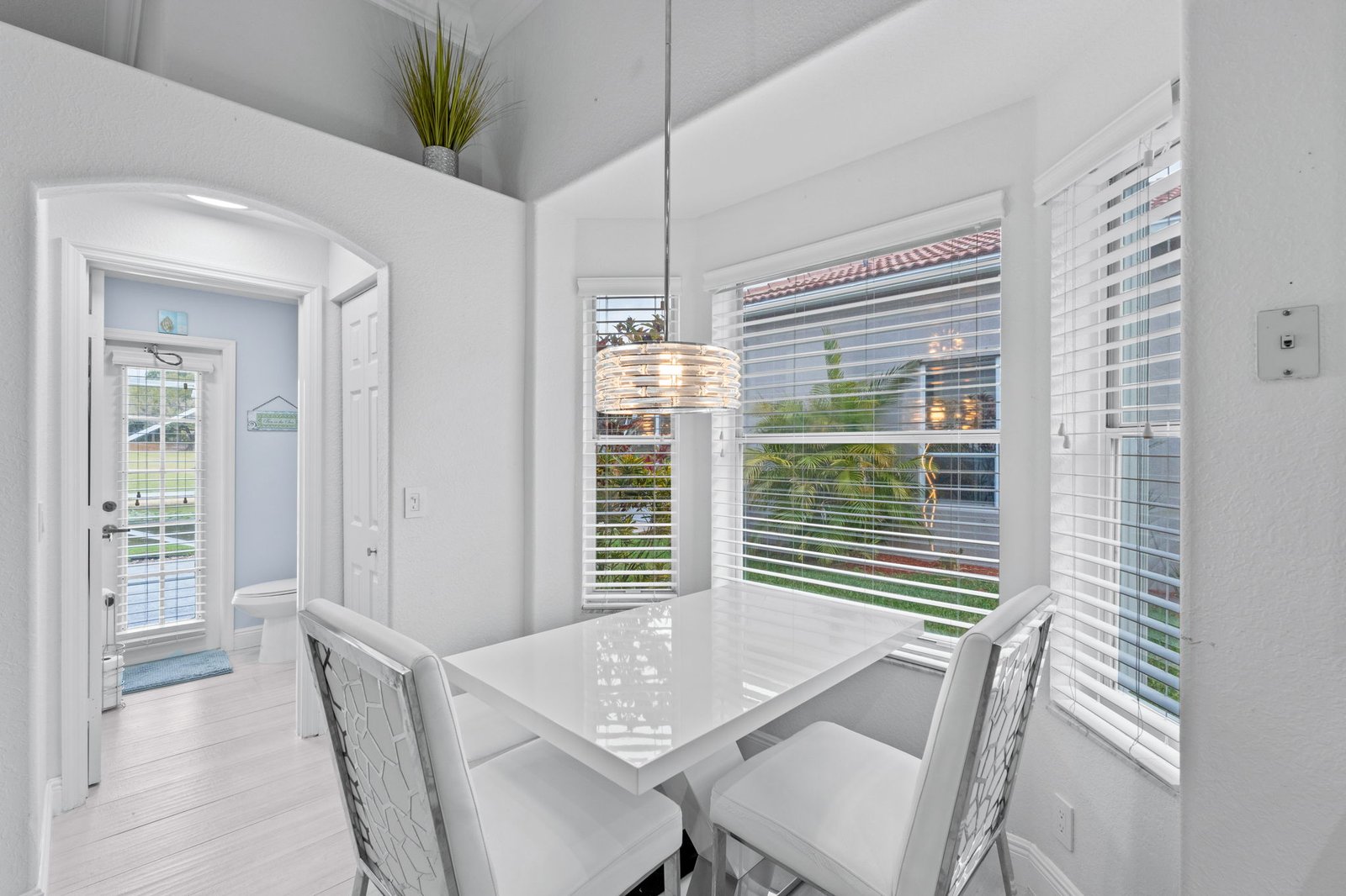 Breakfast nook with bay window